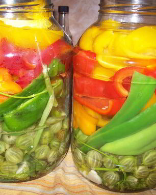 Маринованный болгарский перец с крыжовником