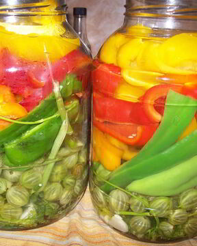 Маринованный болгарский перец с крыжовником