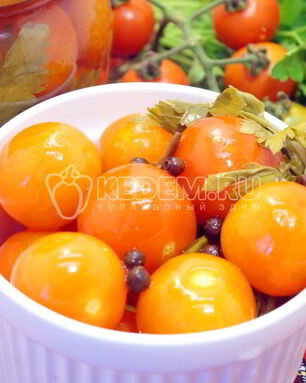Маринованные помидоры черри с петрушкой
