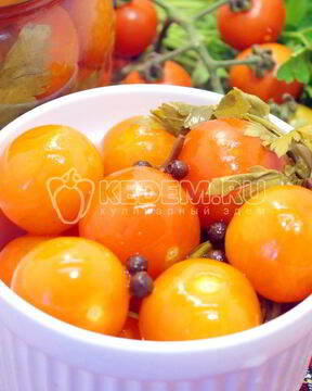 Маринованные помидоры черри с петрушкой