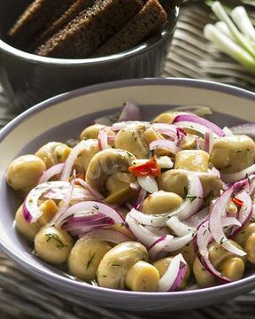 Шампиньоны с луком маринованные