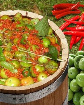 Зеленые помидоры в бочке