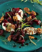 Подкопченная свекла, грецкие орехи, маскарпоне и тархун