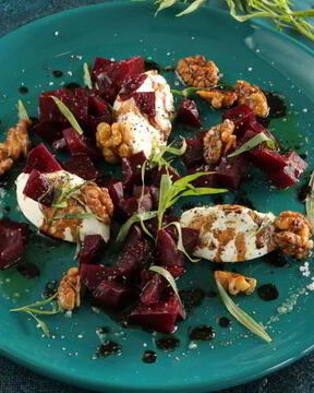 Подкопченная свекла, грецкие орехи, маскарпоне и тархун
