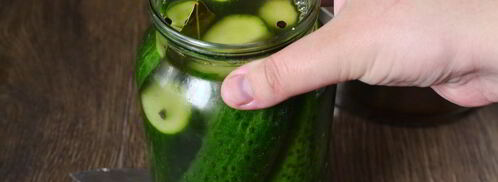 быстрые малосольные огурцы в банке. Шаг 5