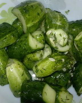 Быстрые малосольные огурцы в пакете с чесноком