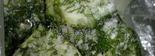 быстрые малосольные огурцы в пакете с чесноком. Шаг 2