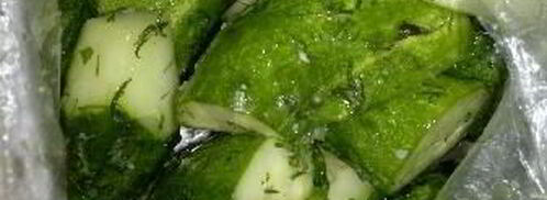 быстрые малосольные огурцы в пакете с чесноком. Шаг 3