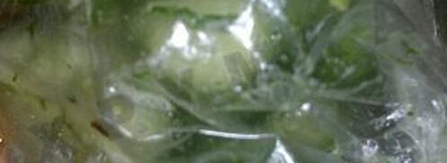 быстрые малосольные огурцы в пакете с чесноком. Шаг 4