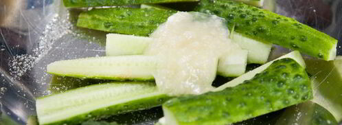 малосольные огурцы с медом. Шаг 3