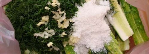 малосольные огурцы засоленные в пакете. Шаг 3