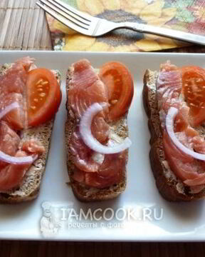 Соленая горбуша с луком в масле