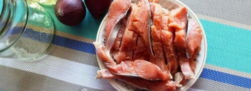 соленая горбуша с луком в масле. Шаг 5