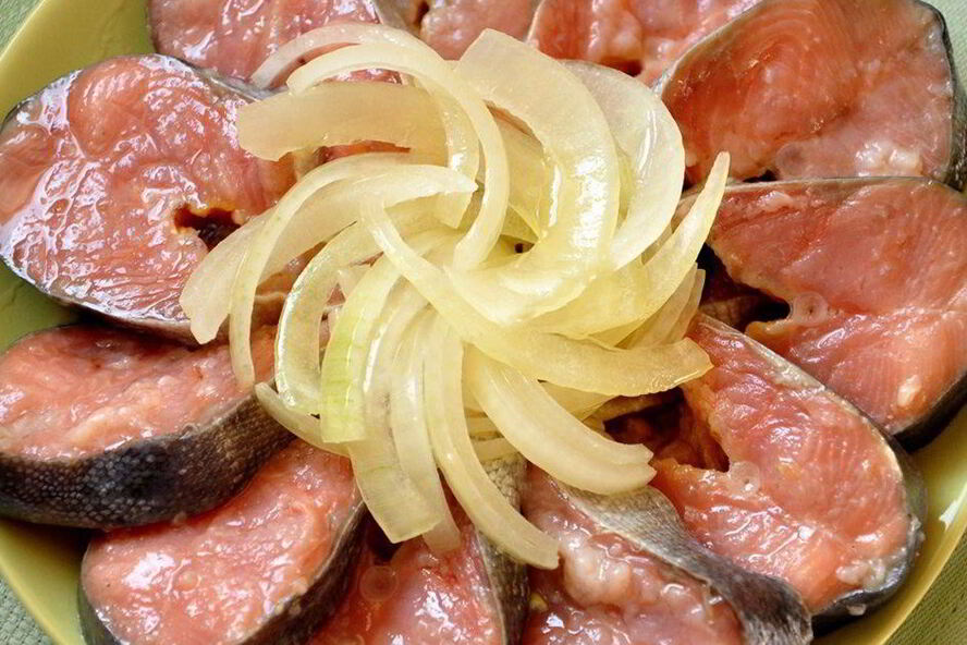 Рецепт соленая горбуша с луком