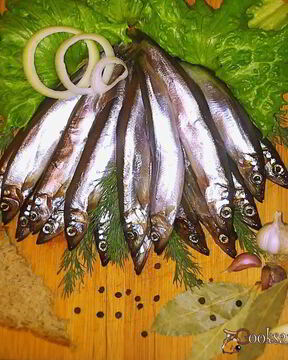 Соленая мойва с чесночком