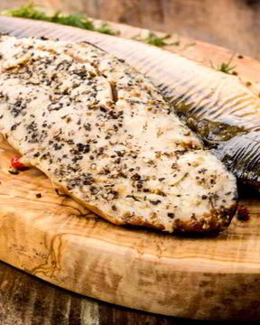 Соленая скумбрия с розовым перцем