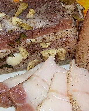 Соленое сало с мясной прослойкой в рассоле
