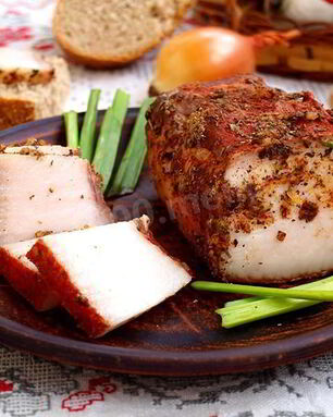 Соленое сало в луковой шелухе