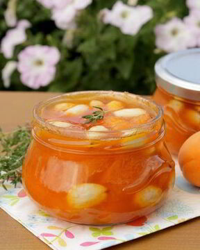 Абрикосовое варенье с миндалем и тимьяном