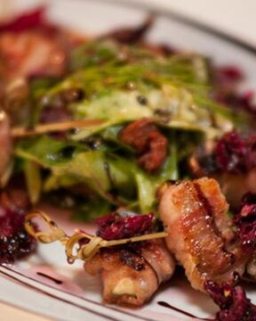 Инжир в беконе с вареньем из лепестков роз