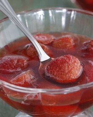 Клубничное варенье с розовой водой