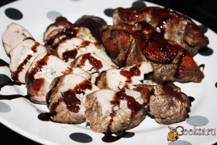 Рецепт конверты из утиных грудок с голубым сыром и малиновым конфитюром