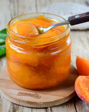 Варенье из абрикосов с листьями вишни