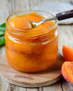 Варенье из абрикосов с листьями вишни