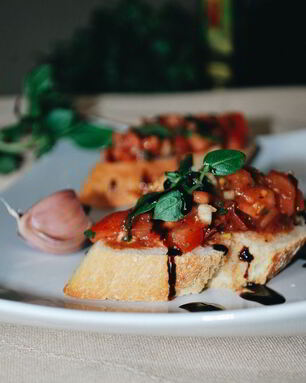 Брускетта с помидорами