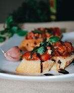 Брускетта с помидорами