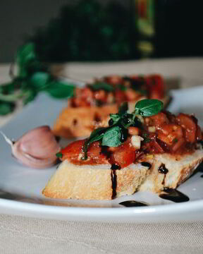 Брускетта с помидорами