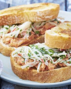 Бутерброд с крабовой пастой