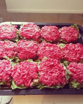 Бутерброд с селедкой и свеклой