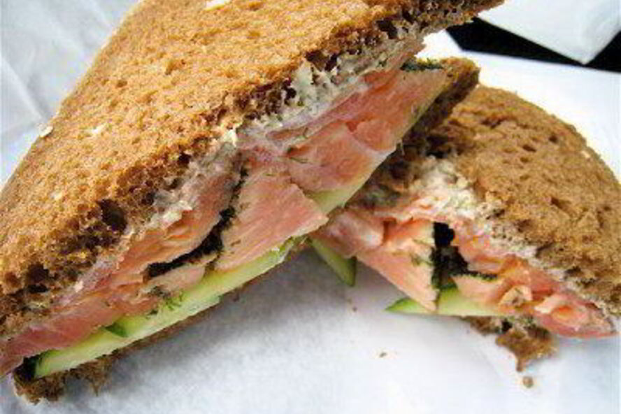 Рецепт бутерброд с семгой и огурцом