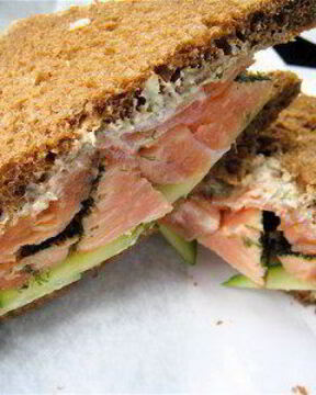 Бутерброд с семгой и огурцом