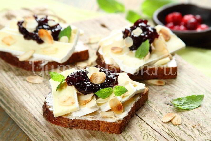 Рецепт бутерброд с сыром камамбер и клюквенным вареньем