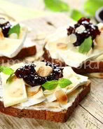 Бутерброд с сыром Камамбер и клюквенным вареньем