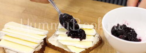 бутерброд с сыром камамбер и клюквенным вареньем. Шаг 2