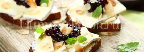 бутерброд с сыром камамбер и клюквенным вареньем. Шаг 4