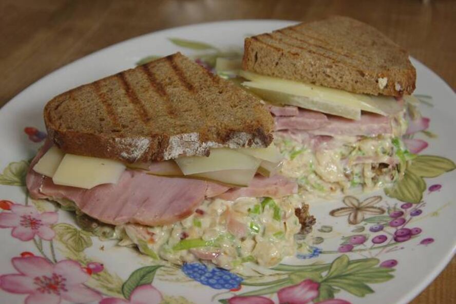 Рецепт бутерброд с ветчиной, квашеной капустой, яблоками и сыром