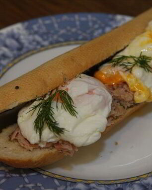 Бутерброд с яйцом, тунцом и тапенадом