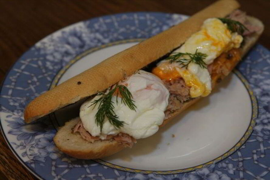 Рецепт бутерброд с яйцом, тунцом и тапенадом