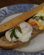 Бутерброд с яйцом, тунцом и тапенадом