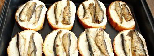 бутерброды горячие со шпротами. Шаг 5