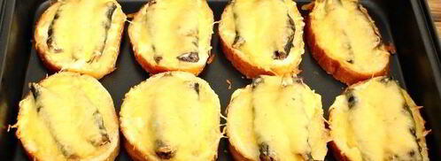 бутерброды горячие со шпротами. Шаг 7