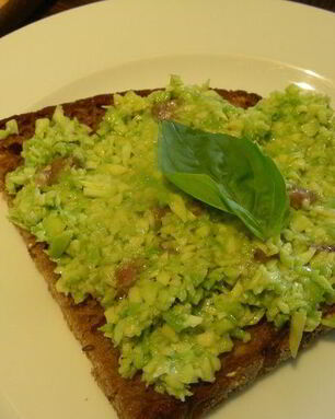 Бутерброды с авокадо и анчоусами