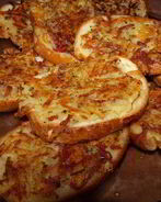 Бутерброды с колбасой на сковороде