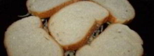 бутерброды с колбасой на сковороде. Шаг 3