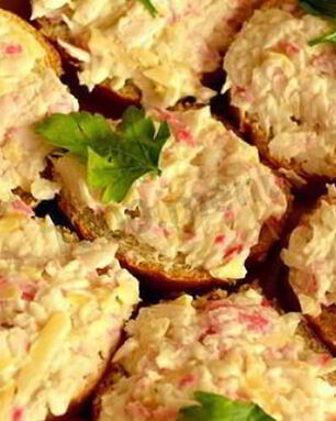 Бутерброды с крабовыми палочками, сыром и сметаной