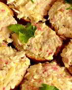 Бутерброды с крабовыми палочками, сыром и сметаной